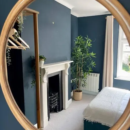 Apartment 3-bed Luxe Townhouse Gem. Escape In Style!