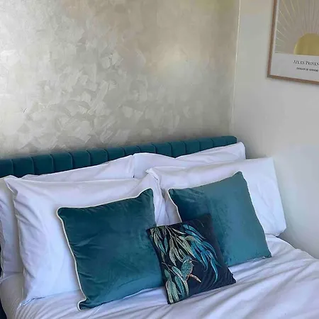 3-bed Luxe Townhouse Gem. Escape In Style! Apartment