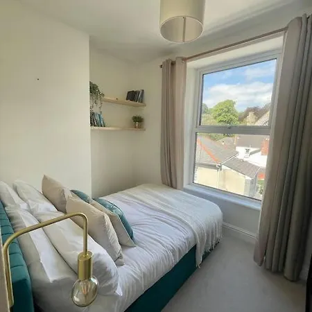 Apartment 3-bed Luxe Townhouse Gem. Escape In Style!