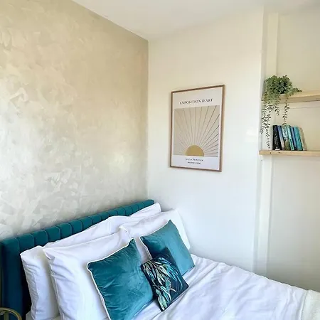 Apartment 3-bed Luxe Townhouse Gem. Escape In Style! *