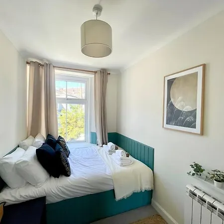 Apartment 3-bed Luxe Townhouse Gem. Escape In Style!