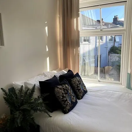 3-bed Luxe Townhouse Gem. Escape In Style! Apartment