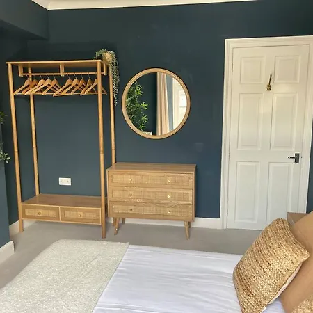 Apartment 3-bed Luxe Townhouse Gem. Escape In Style! *