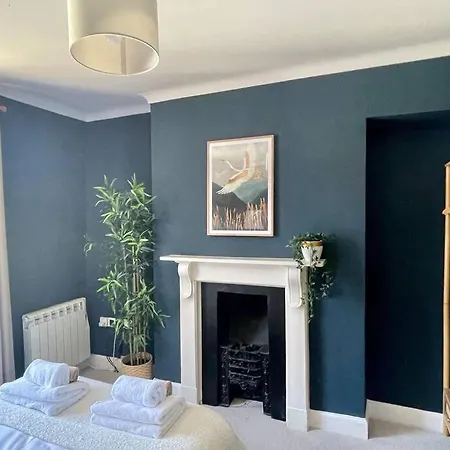 3-bed Luxe Townhouse Gem. Escape In Style!
