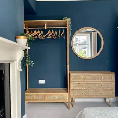 3-bed Luxe Townhouse Gem. Escape In Style! Apartment