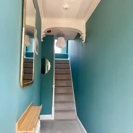 Apartment 3-bed Luxe Townhouse Gem. Escape In Style! *