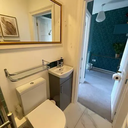 Apartment 3-bed Luxe Townhouse Gem. Escape In Style!