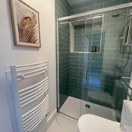 3-bed Luxe Townhouse Gem. Escape In Style! Apartment