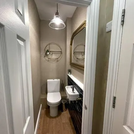 3-bed Luxe Townhouse Gem. Escape In Style!