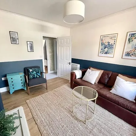 Apartment 3-bed Luxe Townhouse Gem. Escape In Style! *